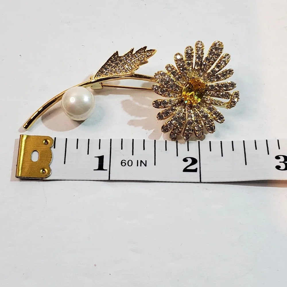Gold Tone Metal Clear and Yellow Rhinestones Faux Pearl Daisy Flower Brooch Pin